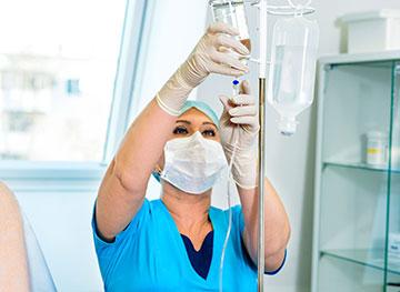 Nurse connecting the IV in the Pre-Health Science Program at 火博体育